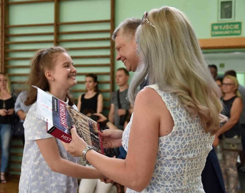  Odebrali świadectwa i udali się na wakacje 