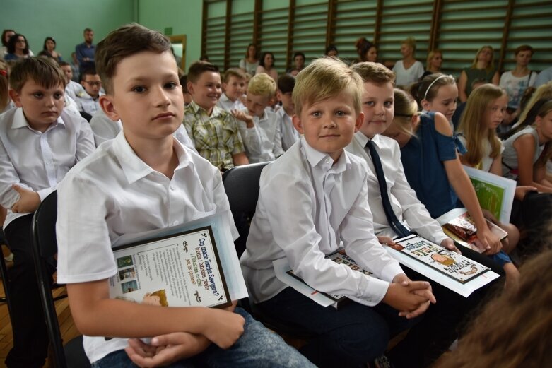  Odebrali świadectwa i udali się na wakacje 