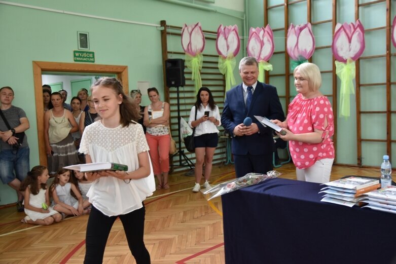  Odebrali świadectwa i udali się na wakacje 