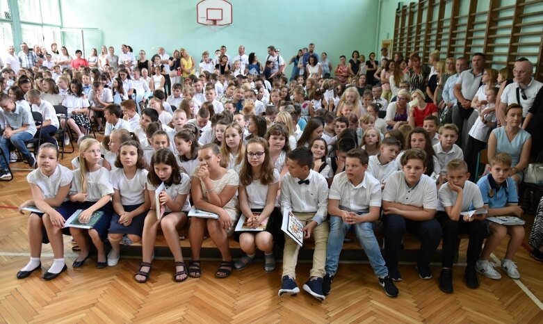  Odebrali świadectwa i udali się na wakacje 