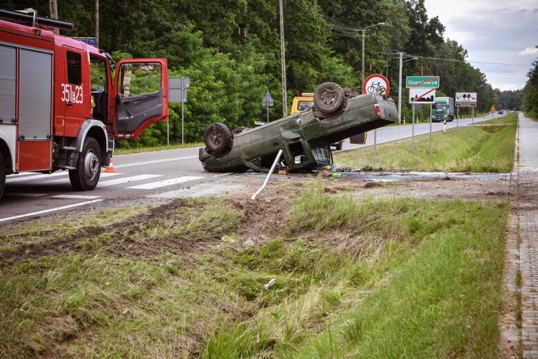  Opel dachował na ulicy Skłodowskiej [ZDJĘCIA] 