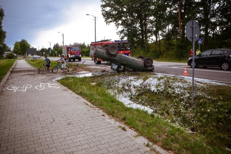  Opel dachował na ulicy Skłodowskiej [ZDJĘCIA] 