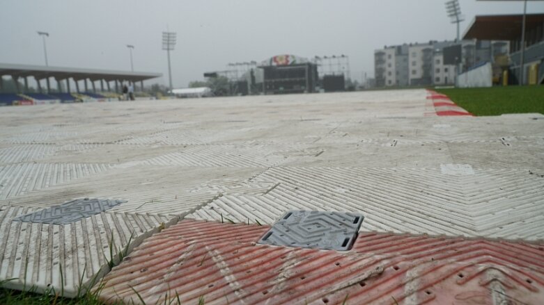  Panele już są. Trawa Stadionu Miejskiego w Skierniewicach zabezpieczona 