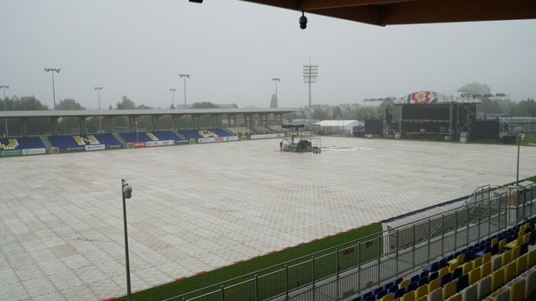  Panele już są. Trawa Stadionu Miejskiego w Skierniewicach zabezpieczona 