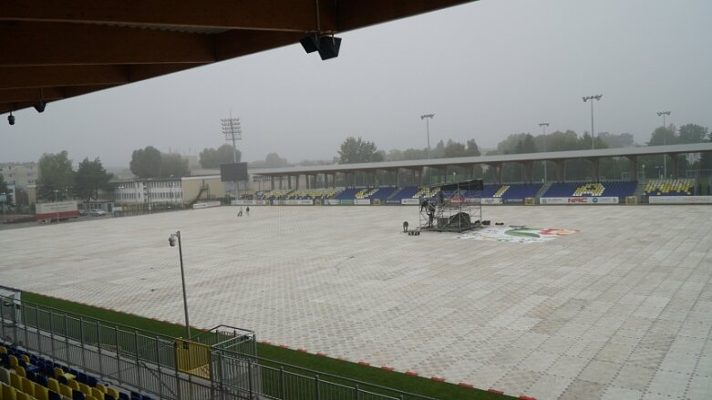  Panele już są. Trawa Stadionu Miejskiego w Skierniewicach zabezpieczona 