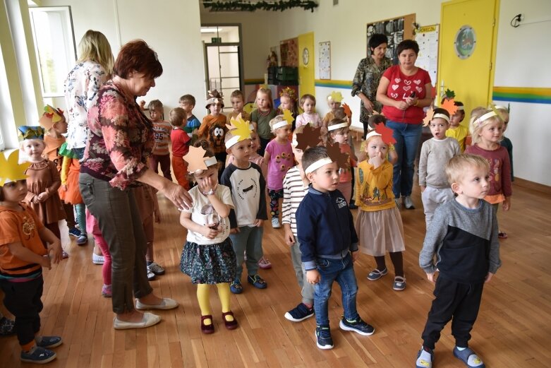  Pani Jesień bawiła się z przedszkolakami 