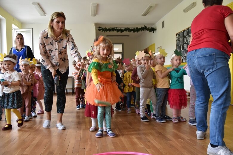  Pani Jesień bawiła się z przedszkolakami 