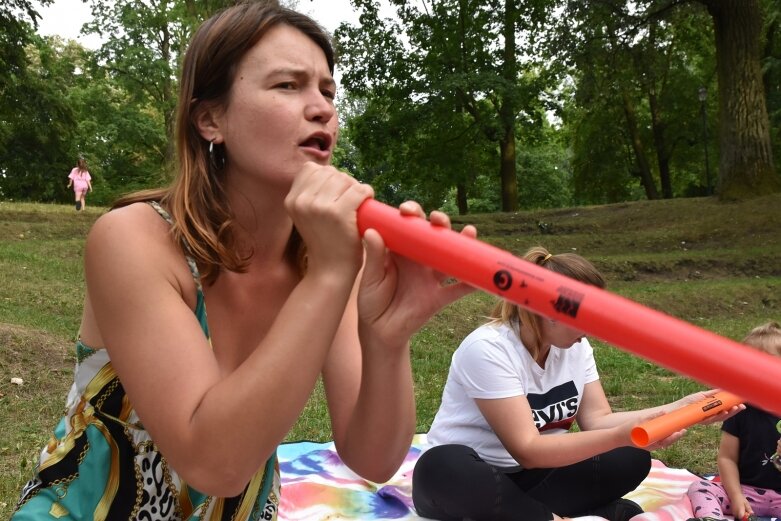  Pani Muzyka znów bawiła się z dziećmi w parku 