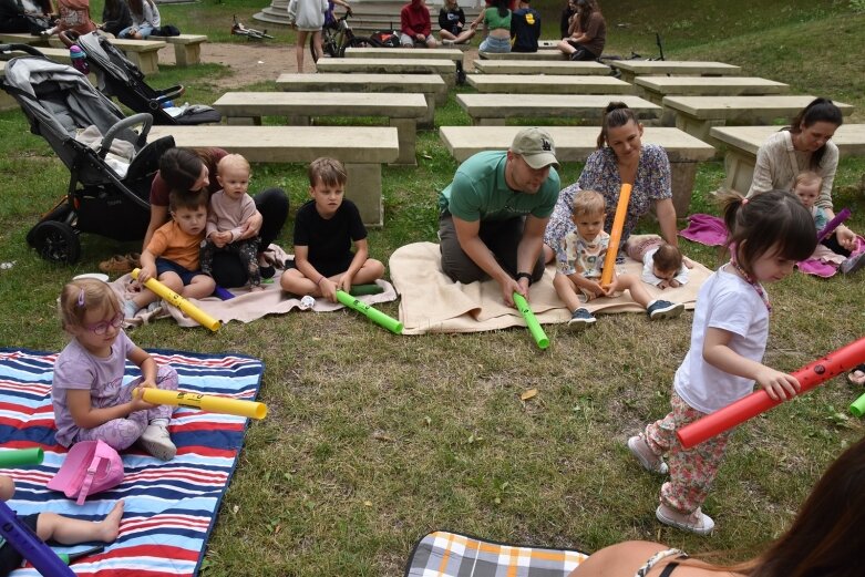  Pani Muzyka znów bawiła się z dziećmi w parku 