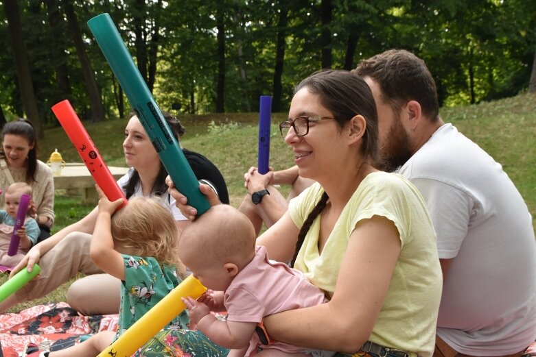  Pani Muzyka znów bawiła się z dziećmi w parku 