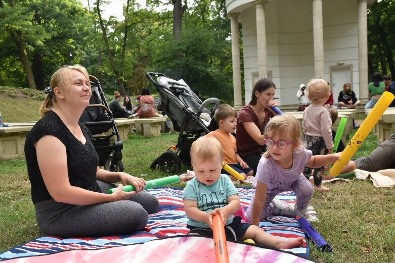  Pani Muzyka znów bawiła się z dziećmi w parku 