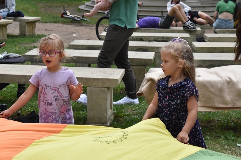  Pani Muzyka znów bawiła się z dziećmi w parku 