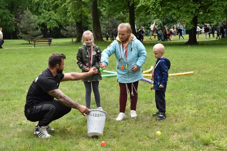  Park miejski w Skierniewicach pełen atrakcji dla najmłodszych 