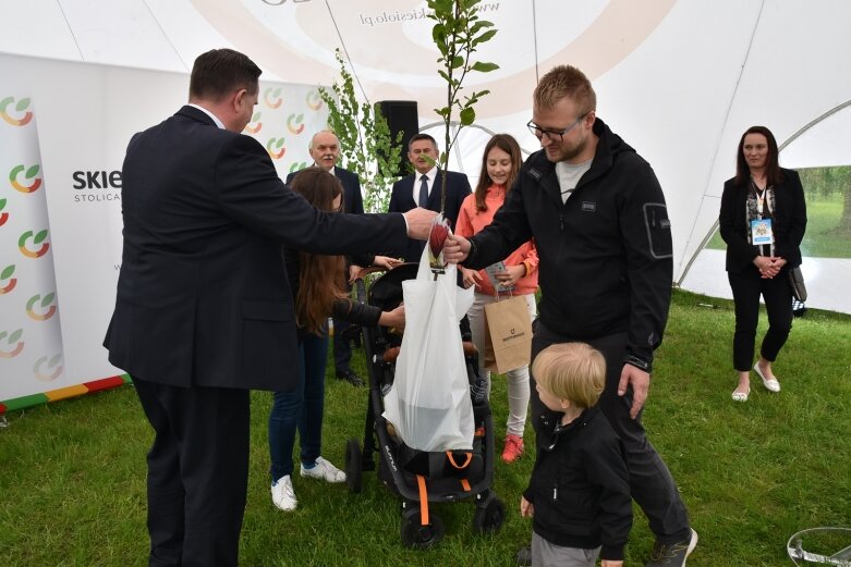  Park miejski w Skierniewicach pełen atrakcji dla najmłodszych 