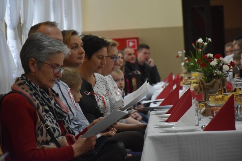  Patriotyczne śpiewanie w Głuchowie 