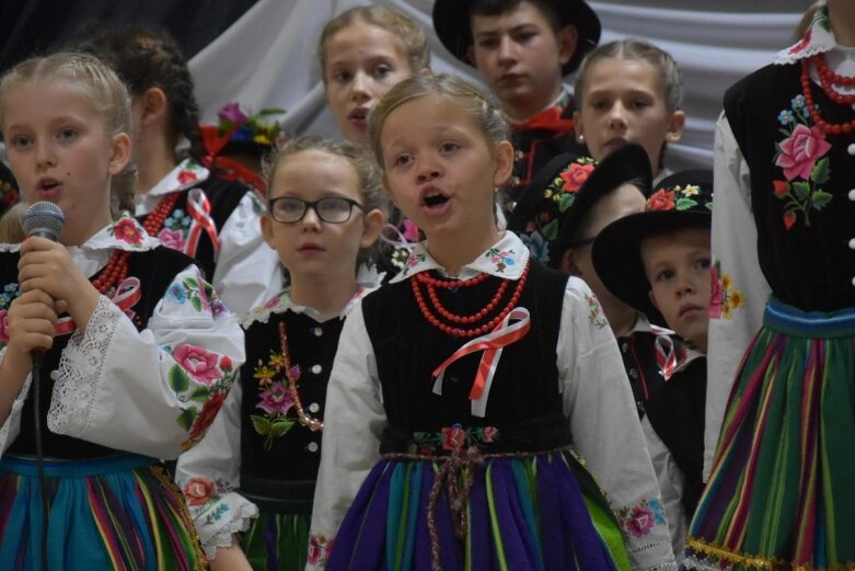  Patriotyczne śpiewanie w Głuchowie 