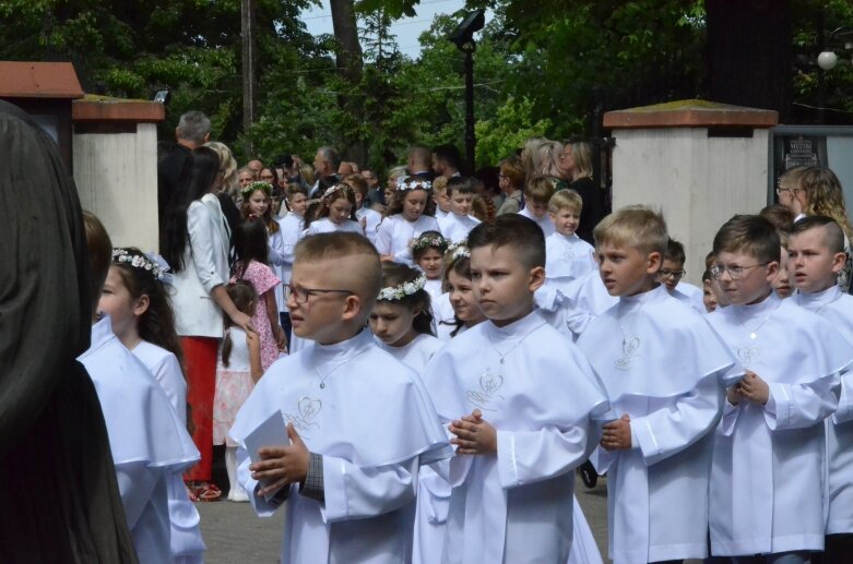  Pierwsza Komunia Święta w kościele świętego Jakuba Apostoła w Skierniewicach  