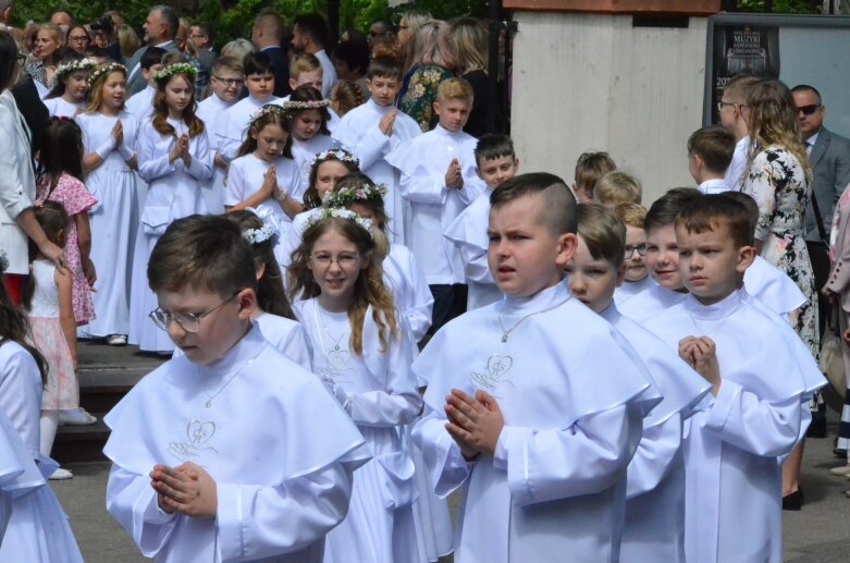  Pierwsza Komunia Święta w kościele świętego Jakuba Apostoła w Skierniewicach  