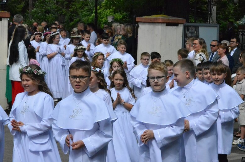  Pierwsza Komunia Święta w kościele świętego Jakuba Apostoła w Skierniewicach  