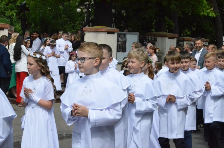  Pierwsza Komunia Święta w kościele świętego Jakuba Apostoła w Skierniewicach  