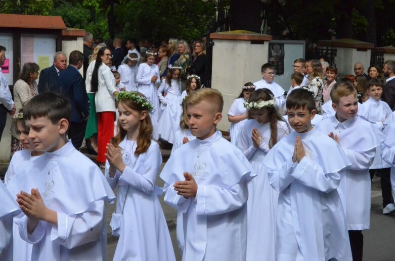  Pierwsza Komunia Święta w kościele świętego Jakuba Apostoła w Skierniewicach  