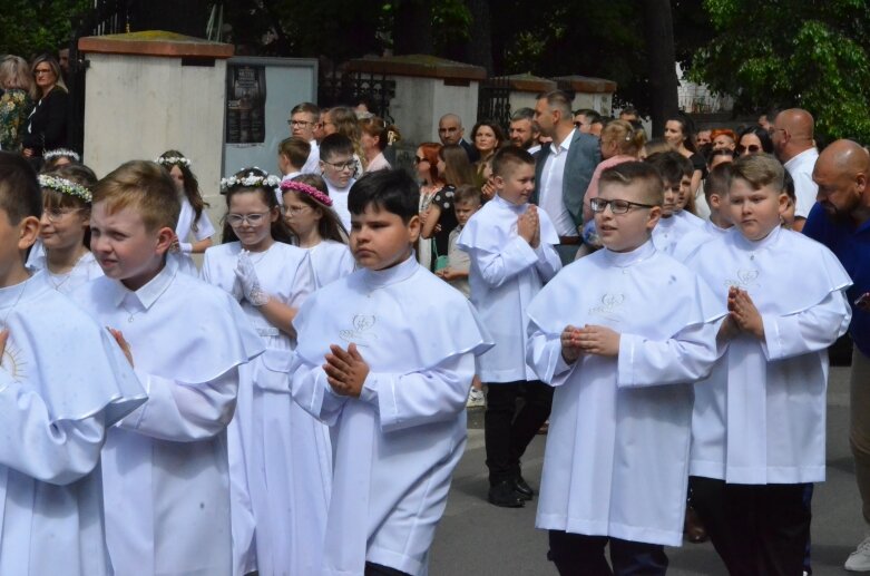  Pierwsza Komunia Święta w kościele świętego Jakuba Apostoła w Skierniewicach  