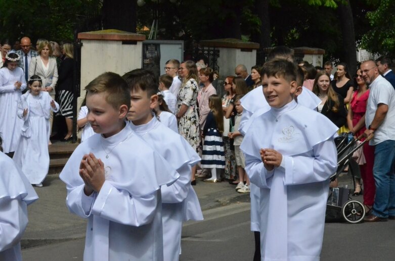  Pierwsza Komunia Święta w kościele świętego Jakuba Apostoła w Skierniewicach  