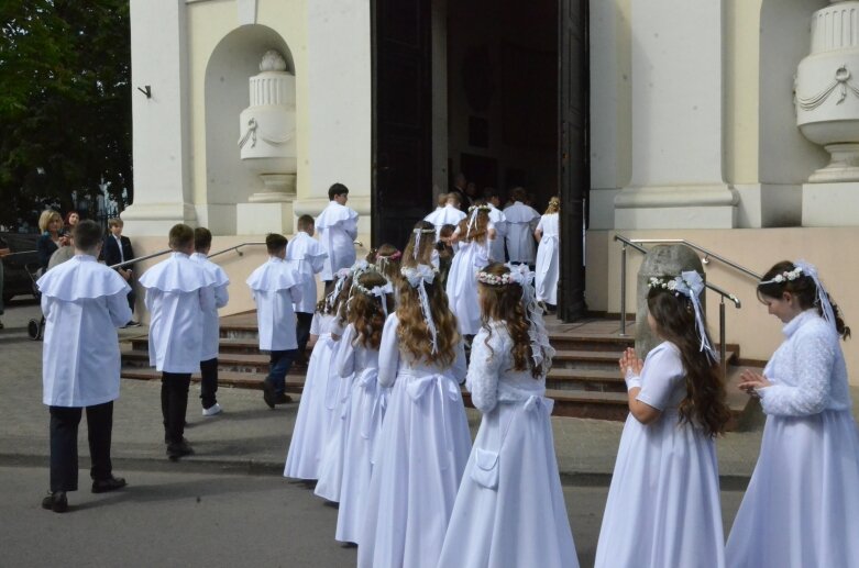  Pierwsza Komunia Święta w kościele świętego Jakuba Apostoła w Skierniewicach  