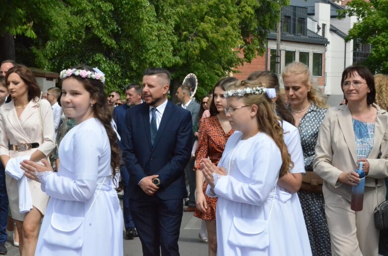  Pierwsza Komunia Święta w kościele świętego Jakuba Apostoła w Skierniewicach  