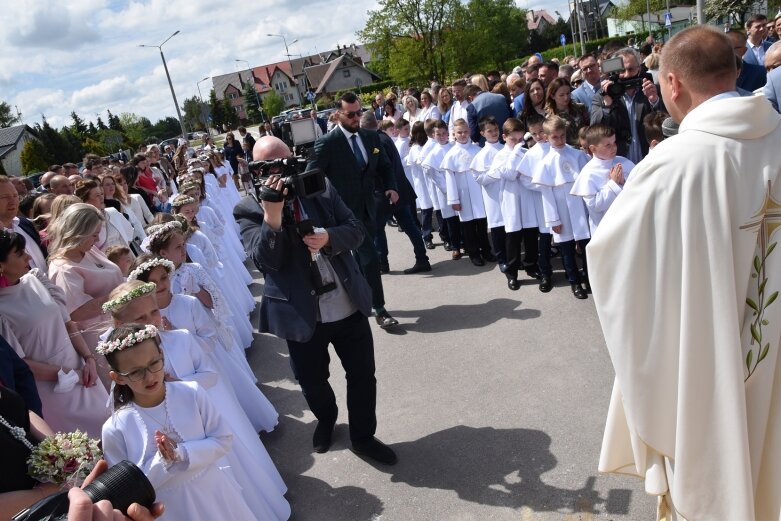  Pierwsza komunia w nowym kościele na Widoku 