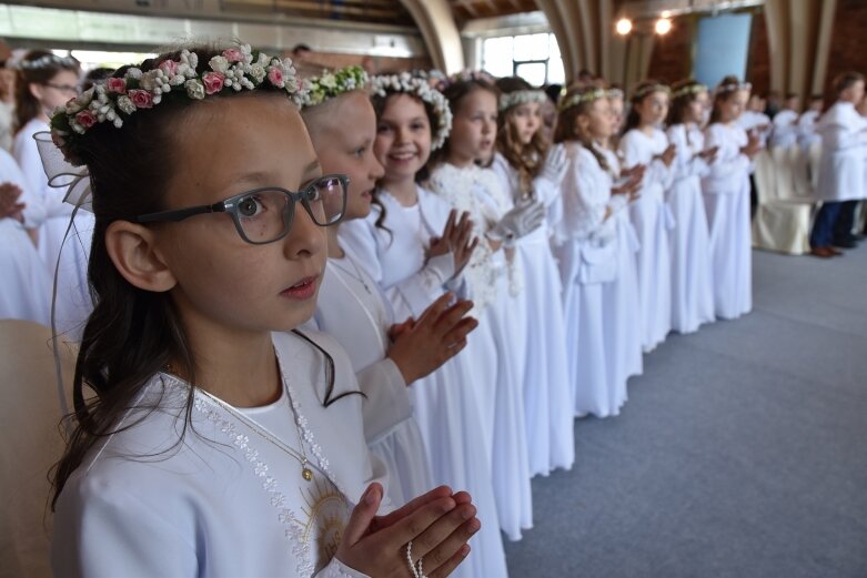  Pierwsza komunia w nowym kościele na Widoku 