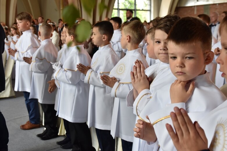  Pierwsza komunia w nowym kościele na Widoku 