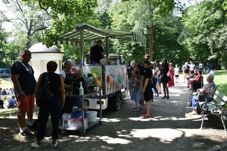  Pierwsze muzyczne śniadanie przyciągnęło do parku tłumy 