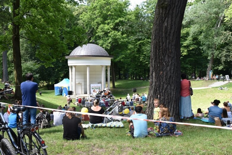  Pierwsze muzyczne śniadanie przyciągnęło do parku tłumy 