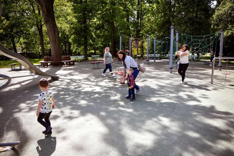  Place zabaw otwarte dzieci się cieszą 