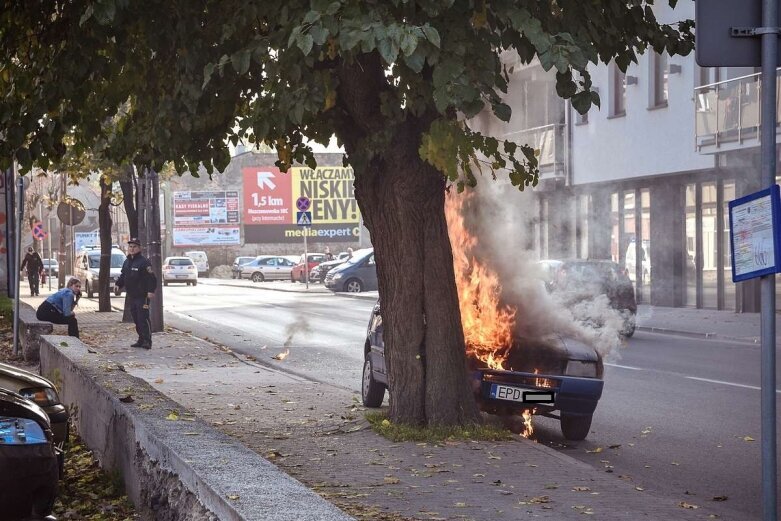  Płonący samochód na ulicy Jagiellońskiej 