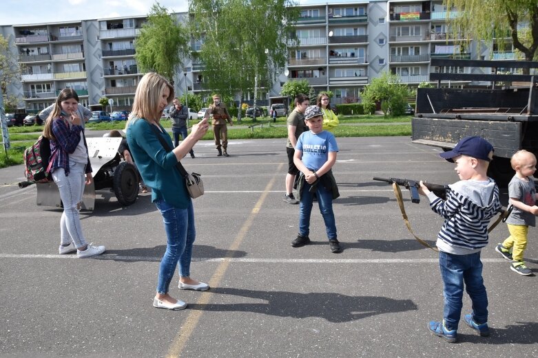  Pojazdy wojskowe zaparkowały na skate parku 