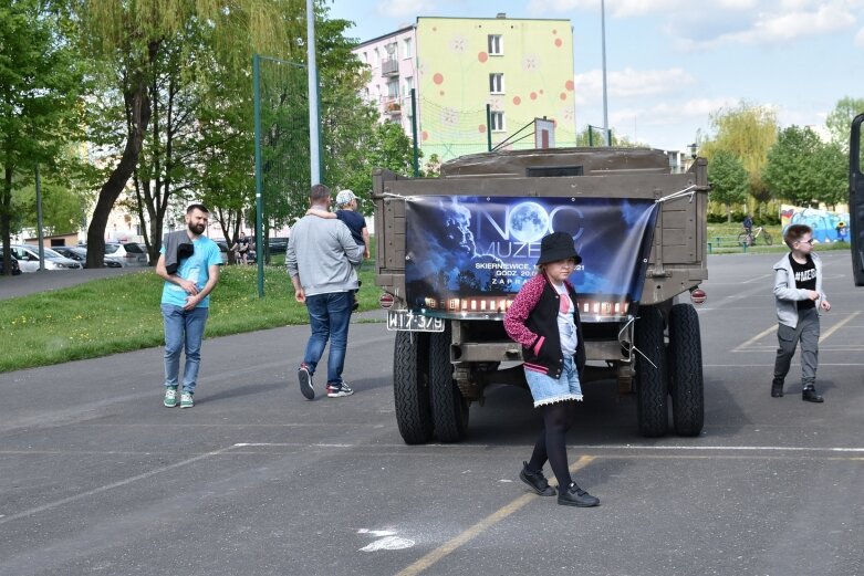  Pojazdy wojskowe zaparkowały na skate parku 