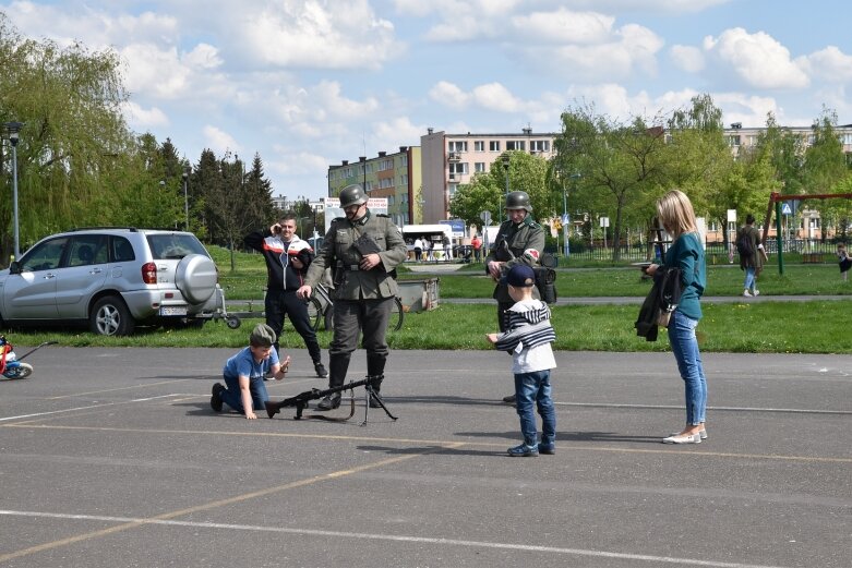  Pojazdy wojskowe zaparkowały na skate parku 