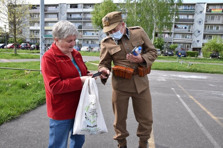  Pojazdy wojskowe zaparkowały na skate parku 