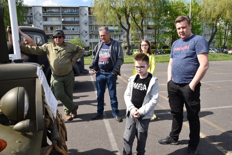  Pojazdy wojskowe zaparkowały na skate parku 