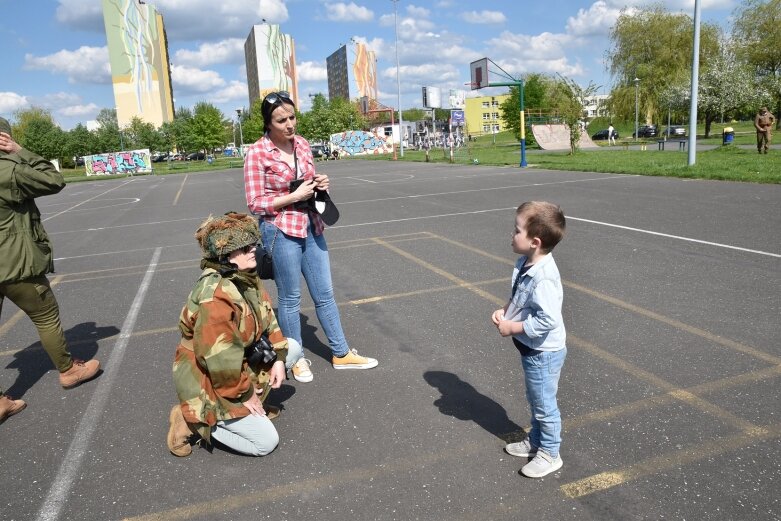  Pojazdy wojskowe zaparkowały na skate parku 