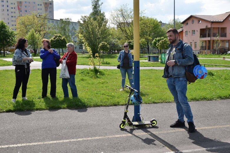  Pojazdy wojskowe zaparkowały na skate parku 