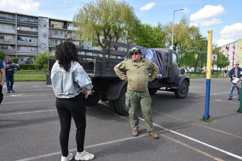  Pojazdy wojskowe zaparkowały na skate parku 