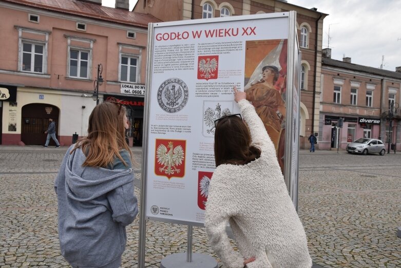  Polskie symbole narodowe na skierniewickim rynku 