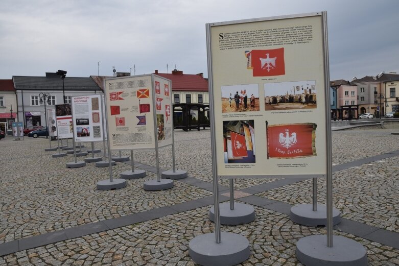  Polskie symbole narodowe na skierniewickim rynku 