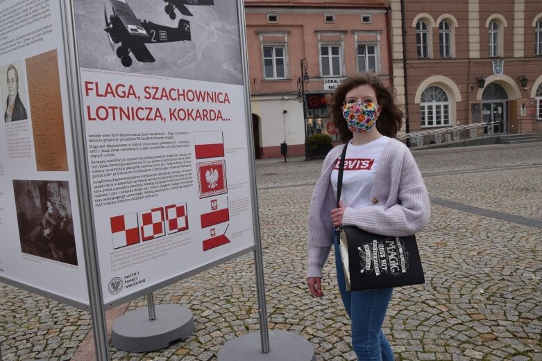  Polskie symbole narodowe na skierniewickim rynku 