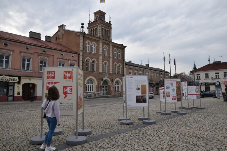  Polskie symbole narodowe na skierniewickim rynku 