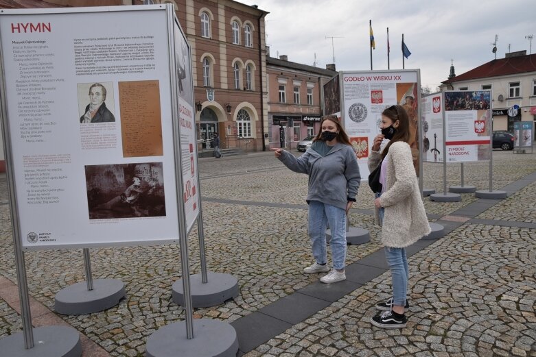  Polskie symbole narodowe na skierniewickim rynku 