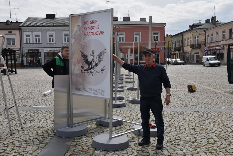  Polskie symbole narodowe na skierniewickim rynku 